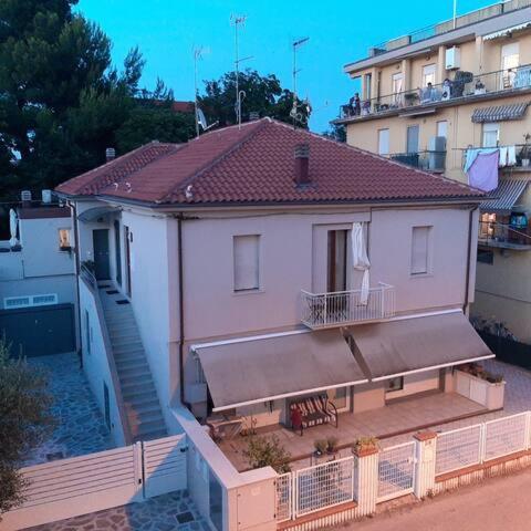 Good House- Ampio Appartamento Vicino Al Mare Rimini Eksteriør bilde